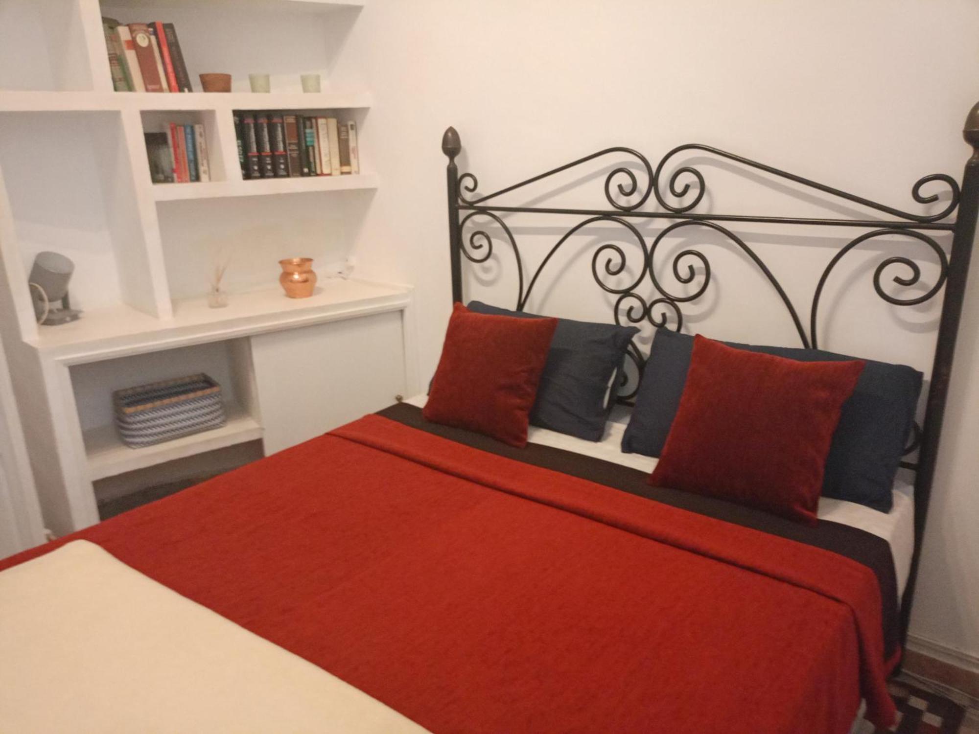 Small Stylish Room With Comfortable Queen-Size Bed In Very Large, Beautifully Decorated Shared Flat In The Historic Centre Of Malaga Exterior photo